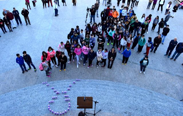 Lorquí recuerda a las víctimas de violencia de género con una vela por cada mujer asesinada